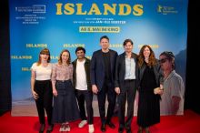 Bei der ISLANDS Premiere in Köln (v.l.n.r.): Victoire Velarde (LEONINE Studios), Christina Bentlage (Film und Medienstiftung NRW), Maximilian Leo (augenschein Filmproduktion), Regisseur Jan-Ole Gerster, Hauptdarsteller Sam Riley und Szenenbildnerin Cora Pratz / Weiterer Text über ots und www.presseportal.de/nr/136327 / Die Verwendung dieses Bildes für redaktionelle Zwecke ist unter Beachtung aller mitgeteilten Nutzungsbedingungen zulässig und dann auch honorarfrei. Veröffentlichung ausschließlich mit Bildrechte-Hinweis.