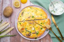 Kartoffel-Spargel-Tortilla mit Kräuter-Zitronen-Quark / Weiterer Text über ots und www.presseportal.de/nr/169672 / Die Verwendung dieses Bildes für redaktionelle Zwecke ist unter Beachtung aller mitgeteilten Nutzungsbedingungen zulässig und dann auch honorarfrei. Veröffentlichung ausschließlich mit Bildrechte-Hinweis.