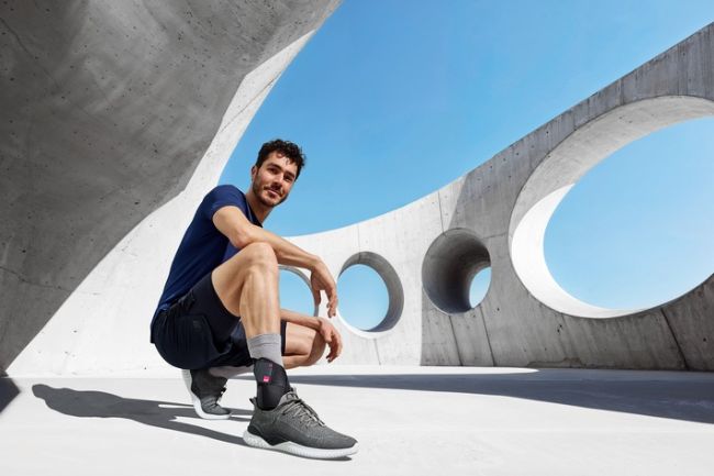 Ab sofort erhältlich zur effektiven Stabilisierung des oberen oder unteren Sprunggelenks: die neue medi Ankle RTS. Die Orthese gibt Sicherheit, kann dem Umknicken des Sprunggelenks entgegenwirken und schützt den Bandapparat. Das Besondere: Sie vereint ein intuitives Zweigurtsystem ("Easy-2-Strap-System") für eine einfache Handhabung mit einem schlanken Design - und ist in nahezu jedem Schuh tragbar. / Weiterer Text über ots und www.presseportal.de/nr/23931 / Die Verwendung dieses Bildes für redaktionelle Zwecke ist unter Beachtung aller mitgeteilten Nutzungsbedingungen zulässig und dann auch honorarfrei. Veröffentlichung ausschließlich mit Bildrechte-Hinweis.