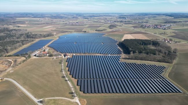 Die Projektfinanzierung der beiden Solarparks in Bayern wurde von der DAL strukturiert und gemeinsam mit der Sparkasse Oberhessen und der Sparkasse Paderborn-Detmold-Höxter unter Konsortialführung der Deutsche Leasing Finance GmbH umgesetzt. / Weiterer Text über ots und www.presseportal.de/nr/173916 / Die Verwendung dieses Bildes für redaktionelle Zwecke ist unter Beachtung aller mitgeteilten Nutzungsbedingungen zulässig und dann auch honorarfrei. Veröffentlichung ausschließlich mit Bildrechte-Hinweis.