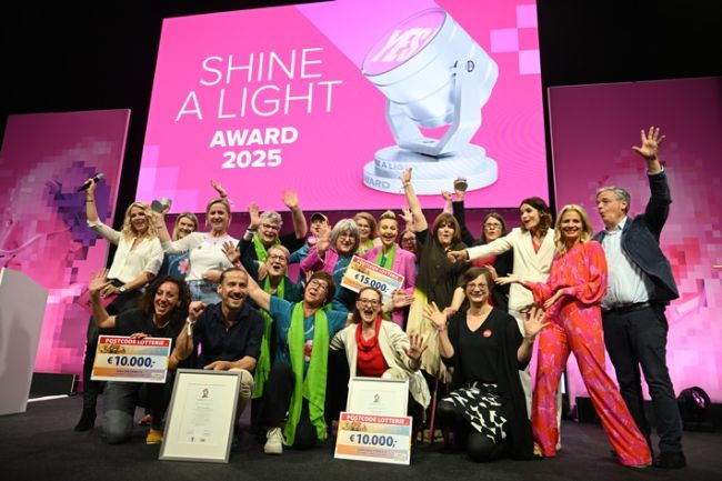 Die Preisträgerinnen und Preisträger des Shine A Light Award am 10. April 2025 auf der diesjährigen YES!CON im Berliner Gasometer. / Weiterer Text über ots und www.presseportal.de/nr/137481 / Die Verwendung dieses Bildes für redaktionelle Zwecke ist unter Beachtung aller mitgeteilten Nutzungsbedingungen zulässig und dann auch honorarfrei. Veröffentlichung ausschließlich mit Bildrechte-Hinweis.