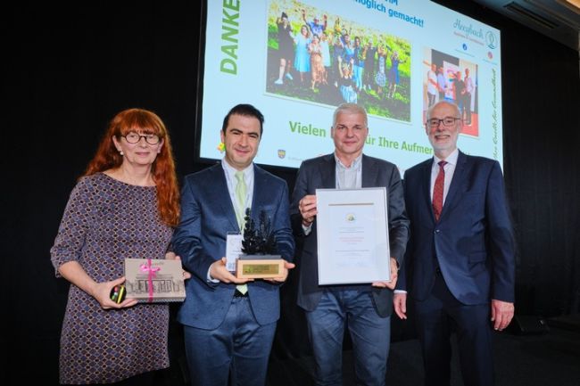 Preisverleihung für den Deutschen Apotheken-Award 2025 am 14. Mai in Berlin: DAV-Vizevorsitzende und Jury-Vorsitzende Anke Rüdinger, Preisträger Dr. Nojan Nejatian, Preisträger Stefan Seibold (beide Heegbach Apotheke, Erzhausen, Hessen), Laudator Berend Groeneveld (v.l.n.r.) / Weiterer Text über ots und www.presseportal.de/nr/7002 / Die Verwendung dieses Bildes für redaktionelle Zwecke ist unter Beachtung aller mitgeteilten Nutzungsbedingungen zulässig und dann auch honorarfrei. Veröffentlichung ausschließlich mit Bildrechte-Hinweis.