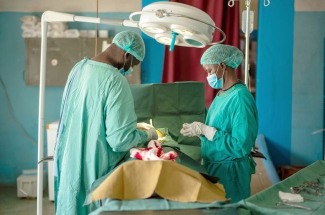 ARTE-Doku "Sudan: Ein Krankenhaus im Schatten des Krieges".
Honorarfreie Verwendung nur im Zusammenhang mit genannter Sendung und bei folgender Nennung "Bild: Sendeanstalt/Copyright". Andere Verwendungen nur nach vorheriger Absprache: ARTE-Bildredaktion, Silke Wölk Tel.: +33 3 90 14 22 25, E-Mail: bildredaktion@arte.tv / Weiterer Text über ots und www.presseportal.de/nr/9021 / Die Verwendung dieses Bildes für redaktionelle Zwecke ist unter Beachtung aller mitgeteilten Nutzungsbedingungen zulässig und dann auch honorarfrei. Veröffentlichung ausschließlich mit Bildrechte-Hinweis.
