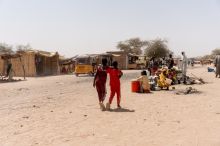 Der Tschad ist eines der ärmsten Länder weltweit, das immer öfter von klimabedingten Katastrophen und bewaffneten Konflikten der Nachbarländer betroffen ist. Der Binnenstaat gilt als eines der größten afrikanischen Aufnahmeländer für Geflüchtete. Aufgrund der wirtschaftlichen Instabilität ist das Land nicht in der Lage, den Bedarf der vielen Geflüchteten und Vertriebenen zu decken. Der Wegfall der US-Finanzierungen für humanitäre Hilfe, insbesondere in Bezug auf die Versorgung von Geflüchteten, forciert die Nahrungsmittelknappheit und das Ringen der Menschen um die verbliebenen Ressourcen. Cyrille Roassoum Ngarbim, Koordinator für Humanitäre Hilfe bei den SOS-Kinderdörfern Tschad sagt: "Wegen der USAID-Streichungen ist vielerorts die Nahrungsmittelhilfe eingestellt worden. In den Geflüchtetencamps gibt es jetzt noch mehr unterernährte Kinder. Auf der Suche nach Essen irren die Kinder in den Camps und auf Märkten umher. Die Gefahr ist groß, dass sie ausgebeutet werden oder vor Hunger sterben!